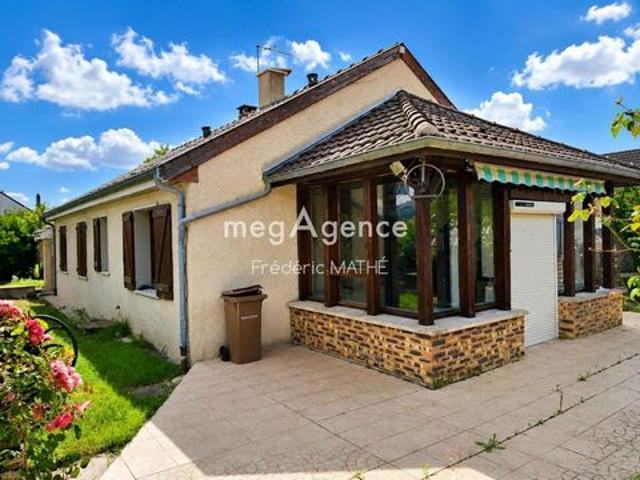 Maison de plain pied avec dépendances et jardin