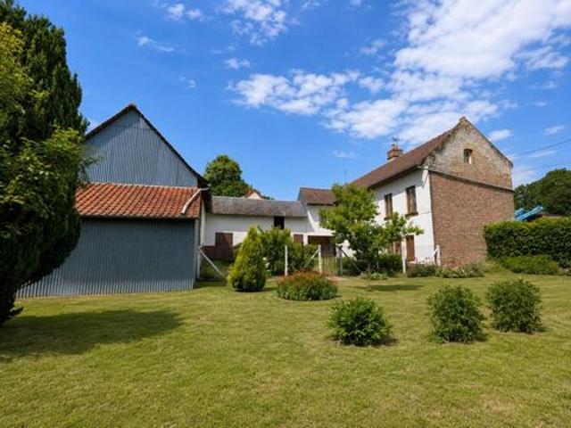 Maison de plain pied avec dépendances et jardin