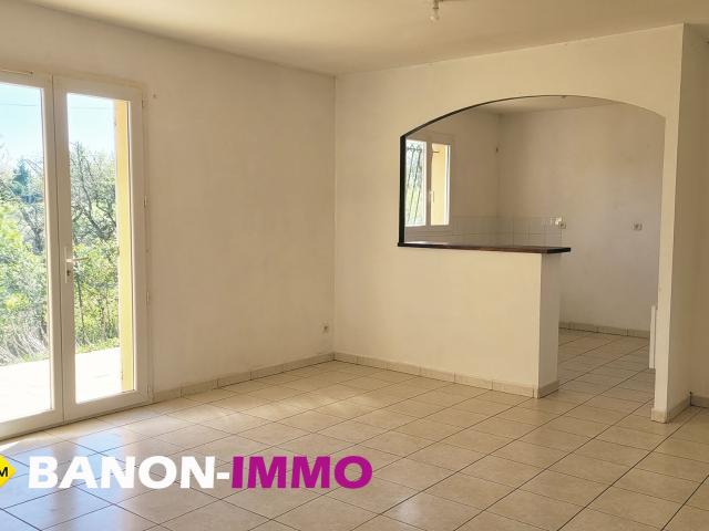 Maison de plain pied avec deux chambres dans petit lotissement à la campagne