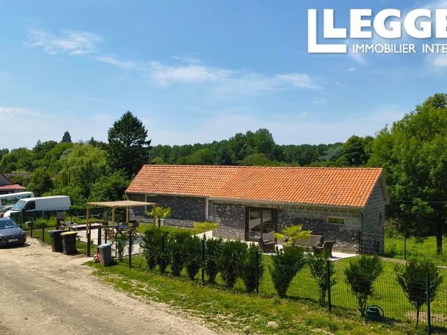 Maison de plain pied avec deux chambres et un studio située dans une ruelle calme à la lisière du village