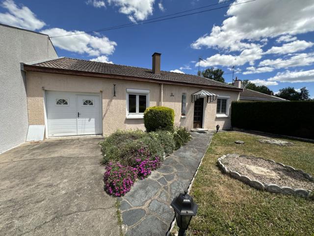 Maison de plain pied avec garage, cave et terrain attenant