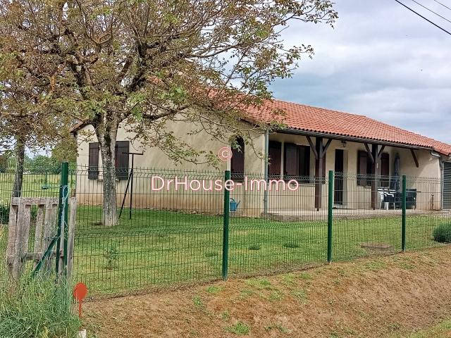 Maison de plain pied avec garage dans un cadre verdoyant