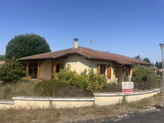 Maison de plain pied avec garage et jardin. 150m² Casteljaloux