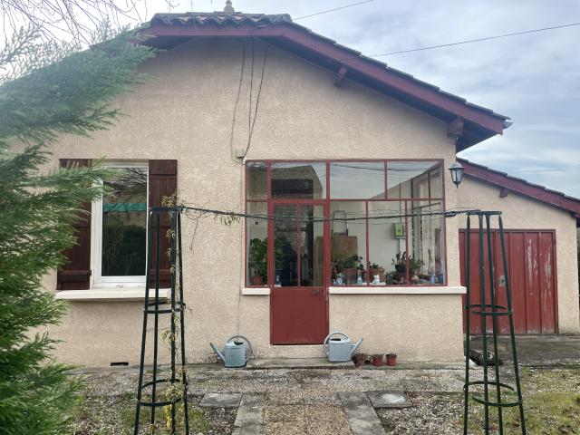 MAISON de plain pied avec garage et jardin