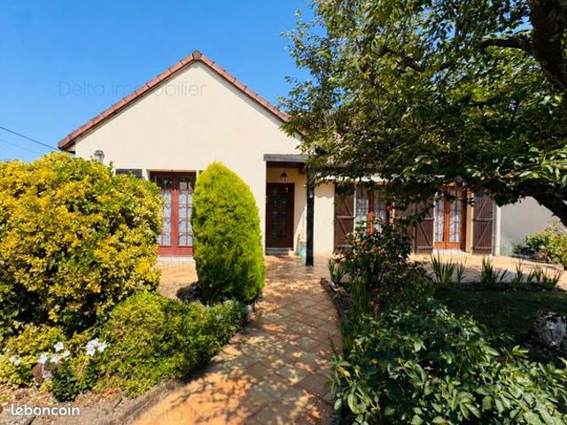 Maison de plain pied avec garage et jardin clos de 707m²