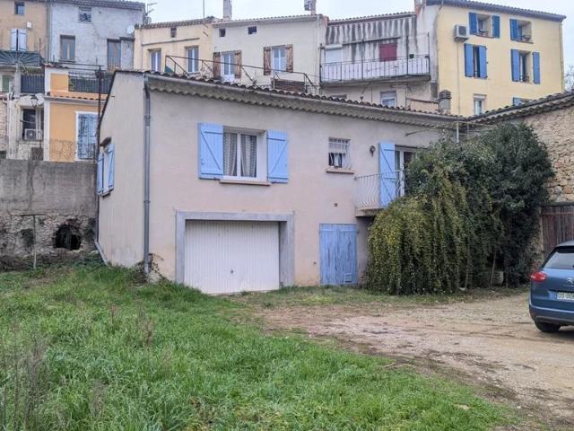 Maison de plain pied avec garage et jardin dans le village