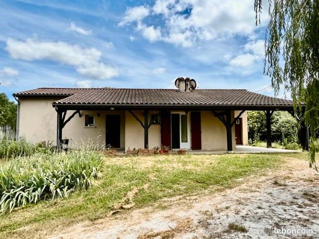 Maison de plain pied avec garage et jardin de 2000m2