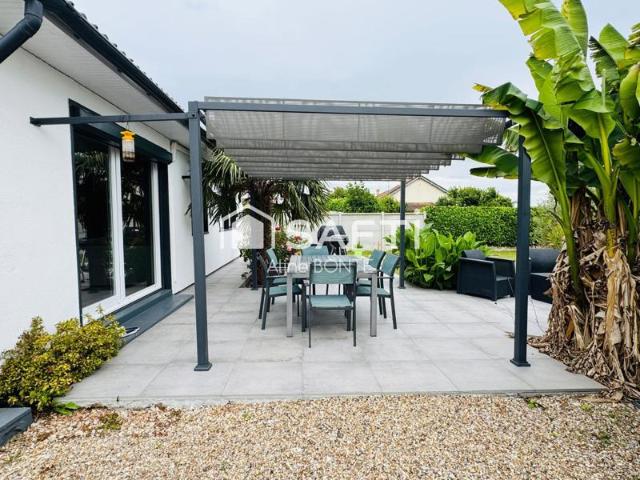 Maison de plain pied avec garage et local