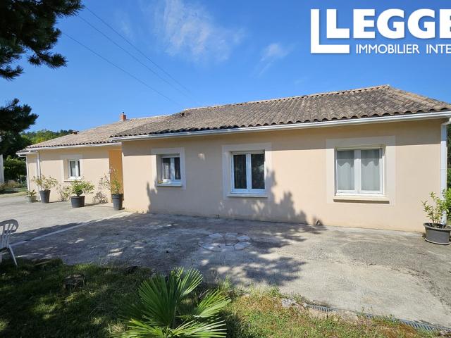 MAISON DE PLAIN PIED AVEC GARAGE ET PISCINE