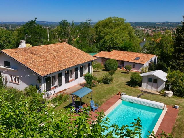Maison de plain pied avec gîte et piscine chauffée. 167m² Pujols