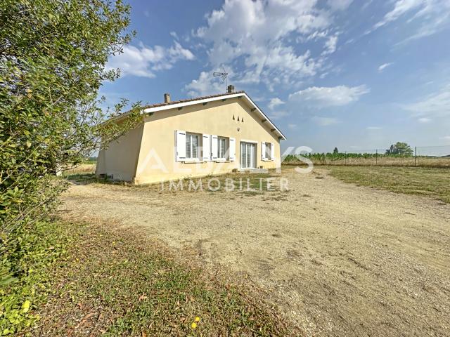 Maison de plain pied avec grand jardin NERIGEAN