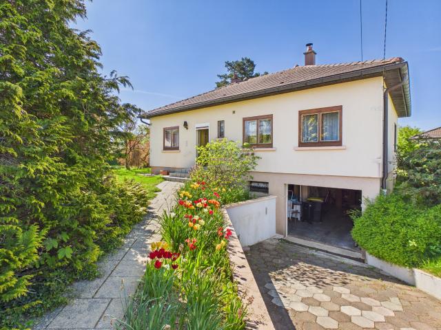 Maison de plain pied avec grand terrain constructible À 1 min de la Suisse