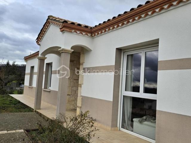 MAISON DE PLAIN PIED AVEC JARDIN 4 CHAMBRES GARAGE PISCINE SPA JARDIN