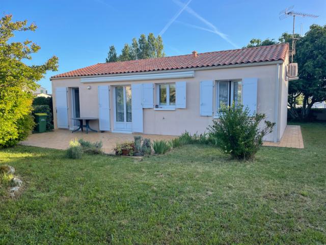 Maison de plain pied avec jardin à deux pas du centre bourg
