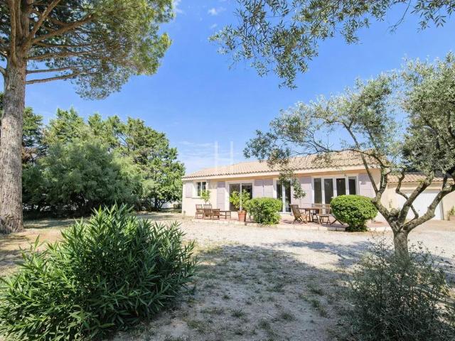 Maison de plain pied avec jardin arboré 105m² Saint Etienne du Grès