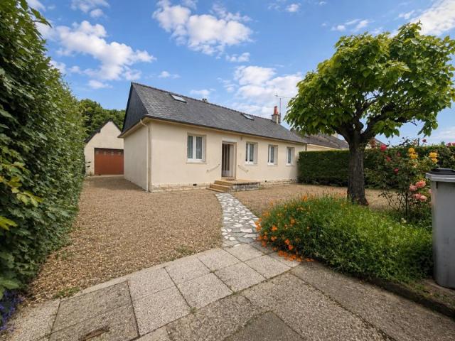 Maison de plain pied avec jardin et espaces annexes – Cinq Mars la Pile