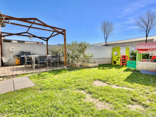 Maison de plain pied avec jardin et garage. Secteur calme proches commodités