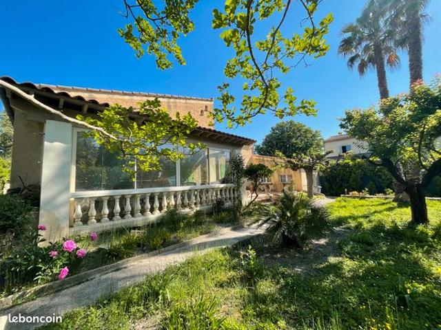 Maison de plain pied avec jardin et grand garage