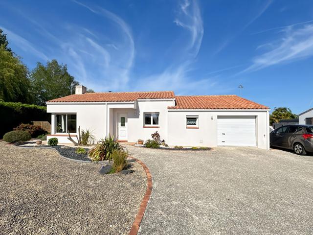 Maison de plain pied avec jardin paysagé de 1 000 m² et terrasse exposée sud