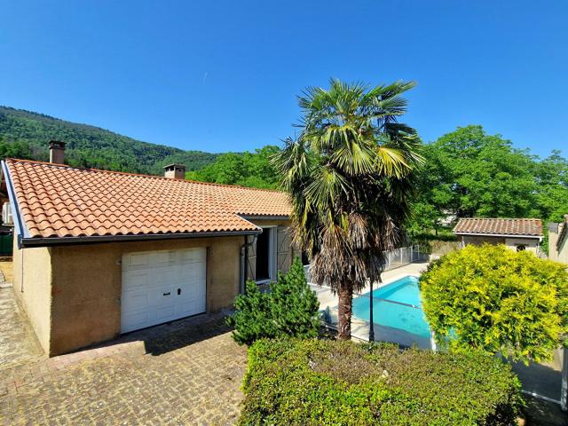 Maison de plain pied avec jardin, piscine et garage 104m² Fougax et Barrineuf