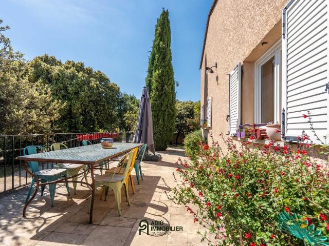 Maison de plain pied avec jardin, piscine et garage 187m² Uzès