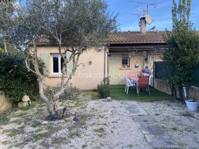 Maison de plain pied avec jardinet et parking