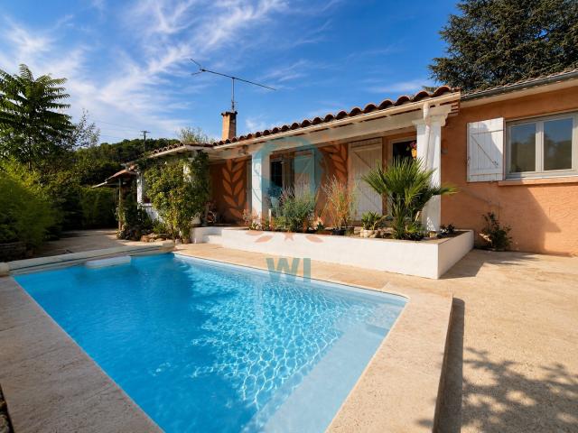Maison de plain pied avec petite piscine