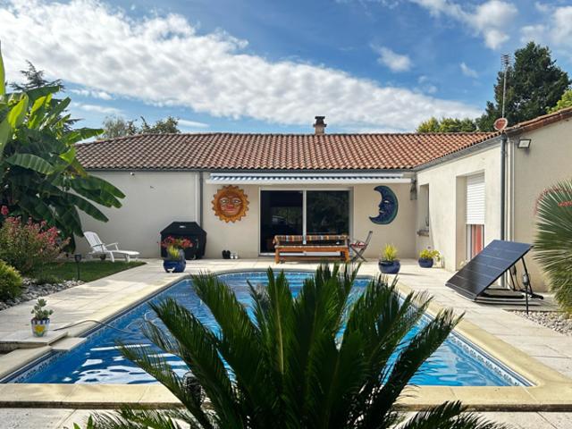 MAISON DE PLAIN PIED AVEC PICINE GARAGE A MAGNE