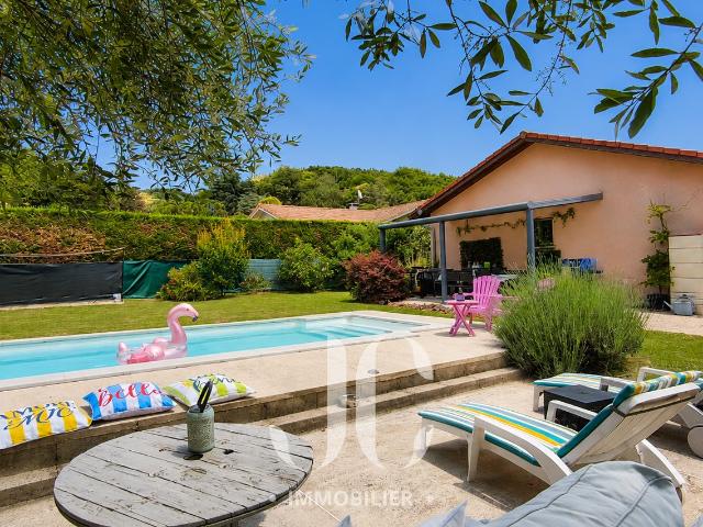 Maison de plain pied avec piscine