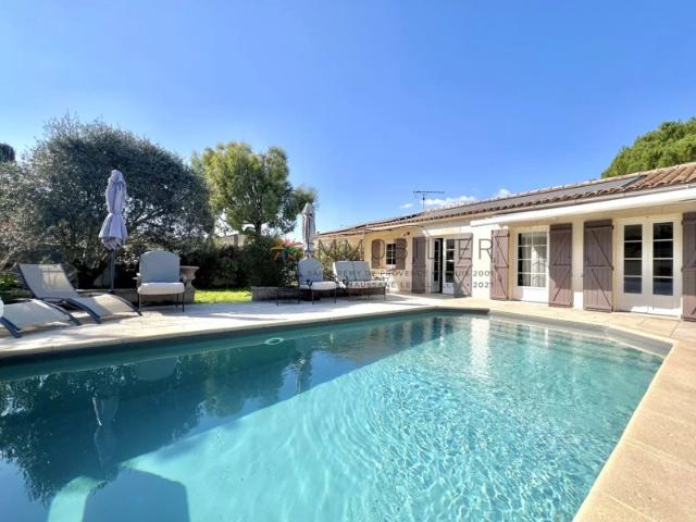 MAISON DE PLAIN PIED AVEC PISCINE. CENTRE VILLE A PIEDS