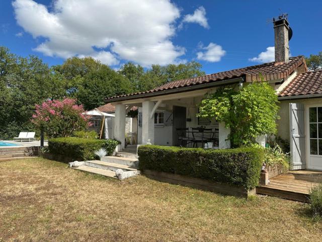 Maison de plain pied avec piscine chauffée et espace indépe