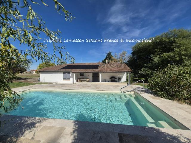 Maison de plain pied avec piscine chauffée et parc arboré