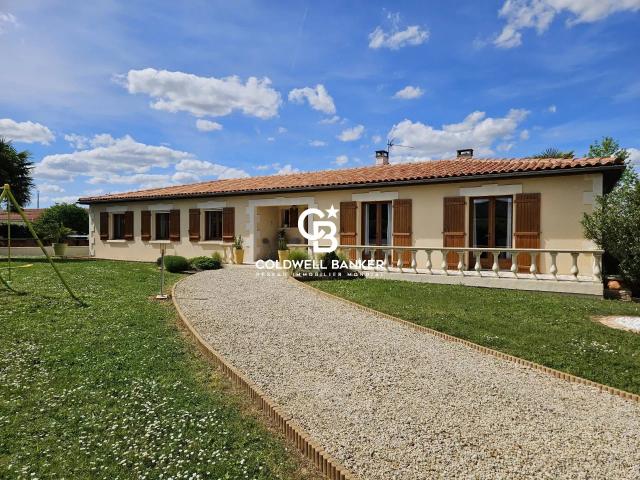 Maison de Plain Pied avec Piscine à Burie – Proche Commodité. 177m² Burie