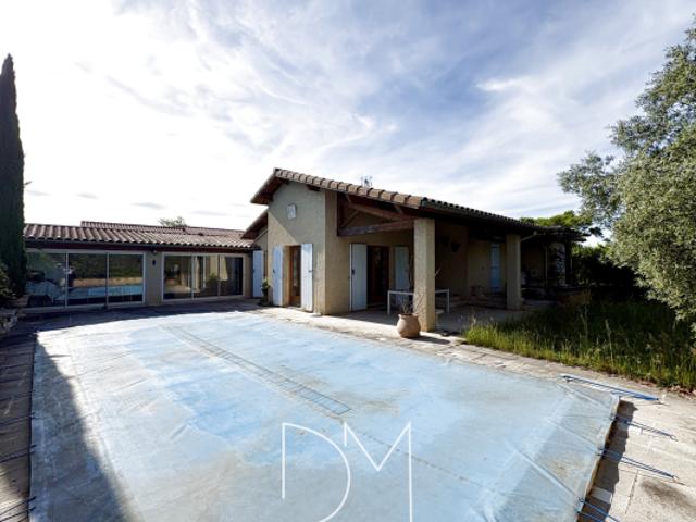 Maison de plain pied avec piscine au calme