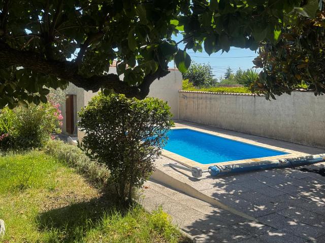 Maison de plain pied avec piscine, grand garage et fort potentiel Plan de Cuques
