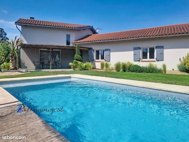 Maison de plain pied avec piscine grand terrain et carport