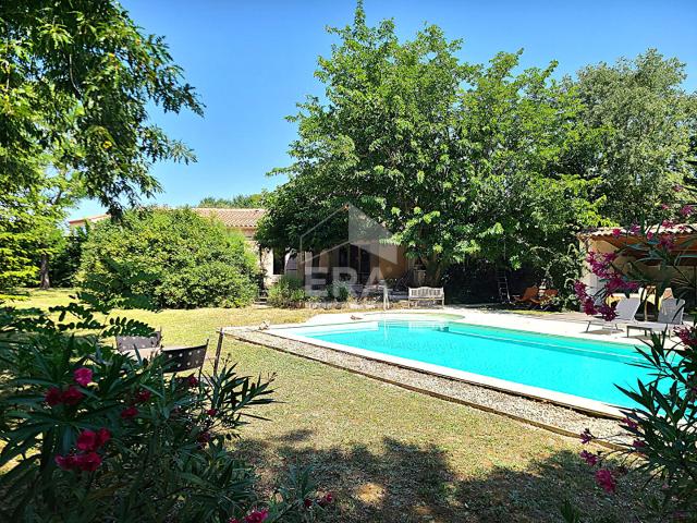 Maison de plain pied avec piscine, grand terrain, garage et pool house