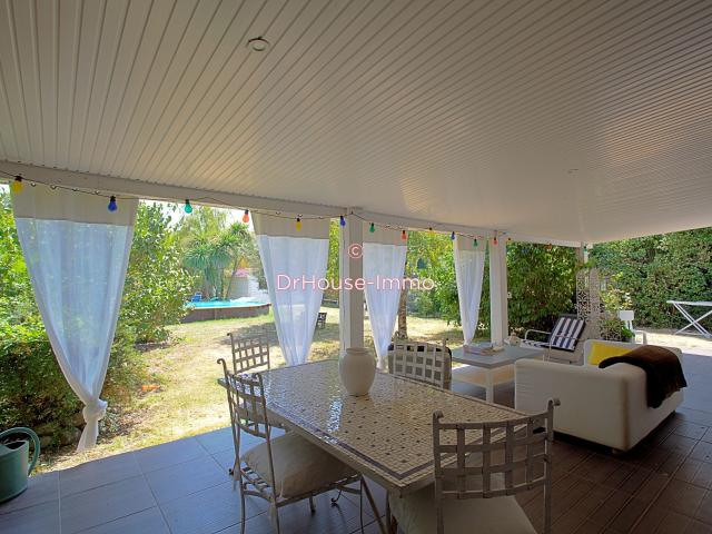 Maison de plain pied avec piscine et grand jardin arboré