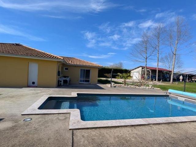 Maison de plain pied avec piscine et dépendance