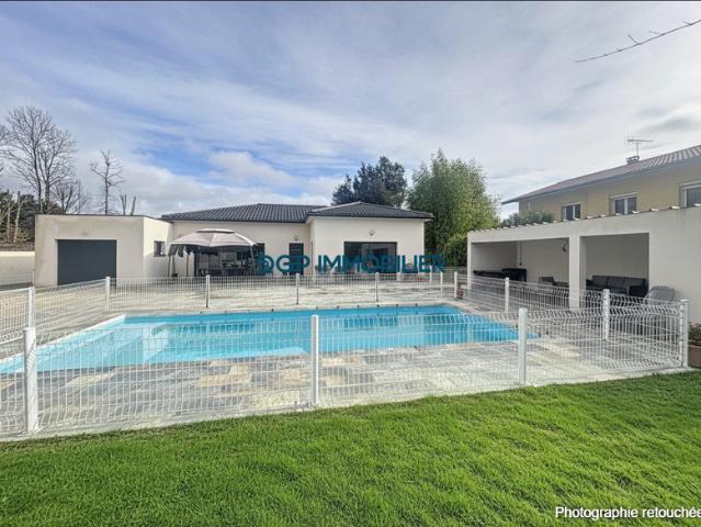 Maison de plain pied avec piscine et pool house