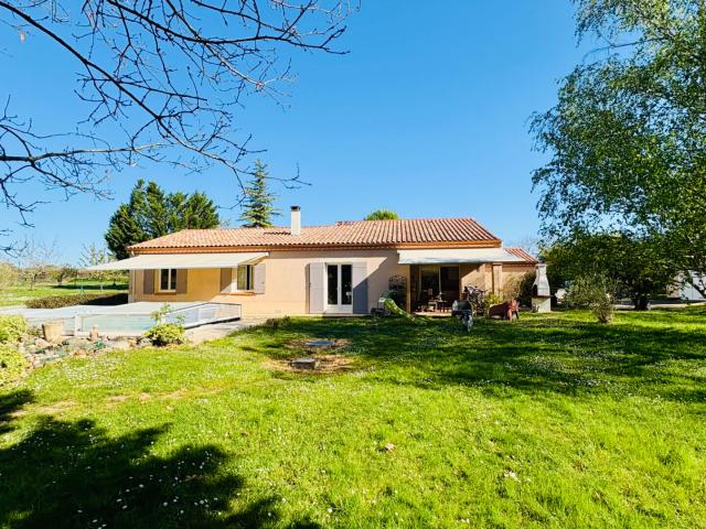 Maison de plain pied avec piscine et parc arboré