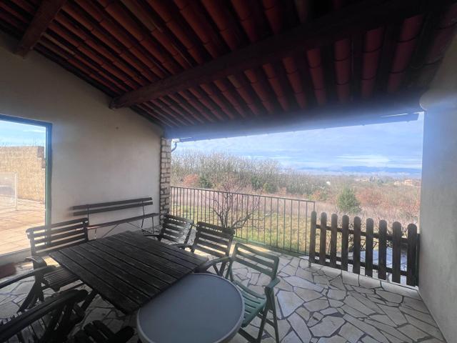 Maison de plain pied avec piscine et terrain de plus d'1 hectare,Secteur Barjac