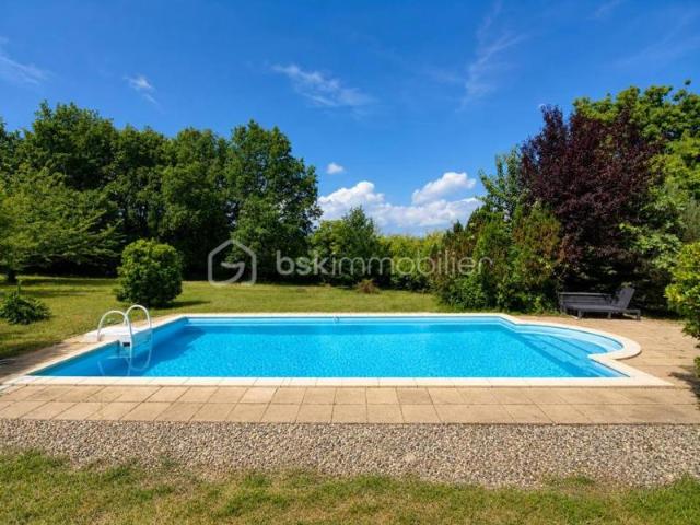 Maison de plain pied avec piscine et vue dégagée, au calme de la campagne
