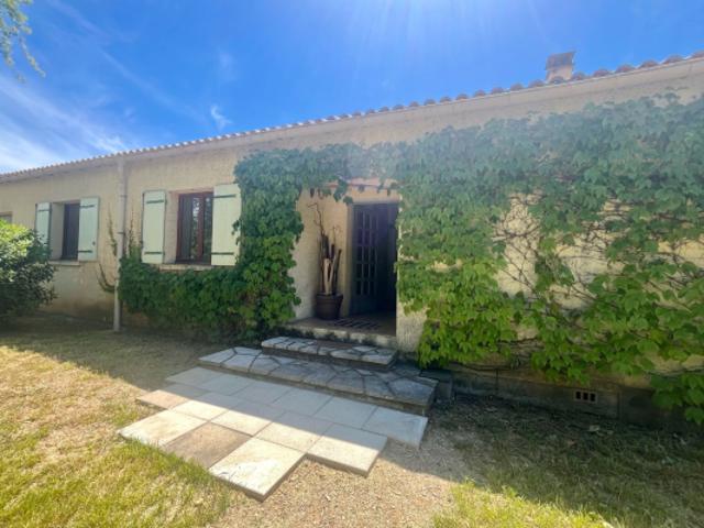 Maison de plain pied avec piscine sur grand terrain arboré à