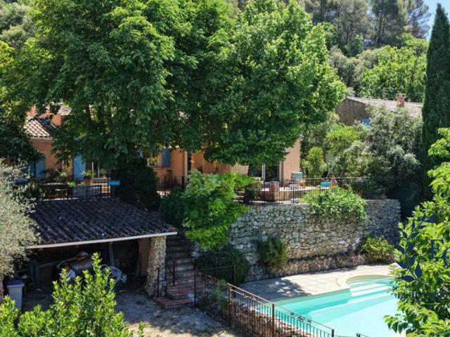 Maison de plain pied avec piscine, vue dominante et potentiel st