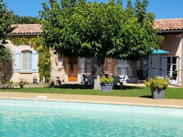 Maison de plain pied avec prestations de qualité et piscine