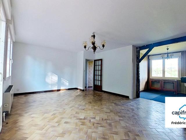 Maison de plain pied avec sous sol complet, studio et grand terrain – Vue dégagée