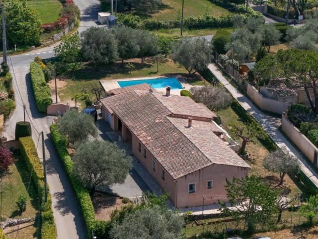 Maison de plain pied avec sous sol total, piscine et terrain à Saint Cézaire sur Siagne