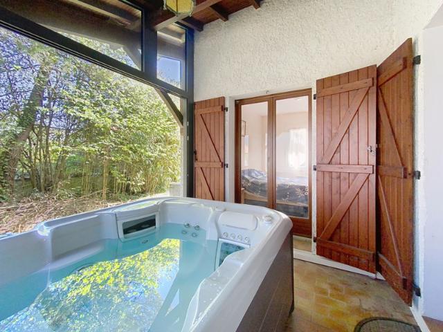 Maison de plain pied avec spa et véranda à proximité du litt