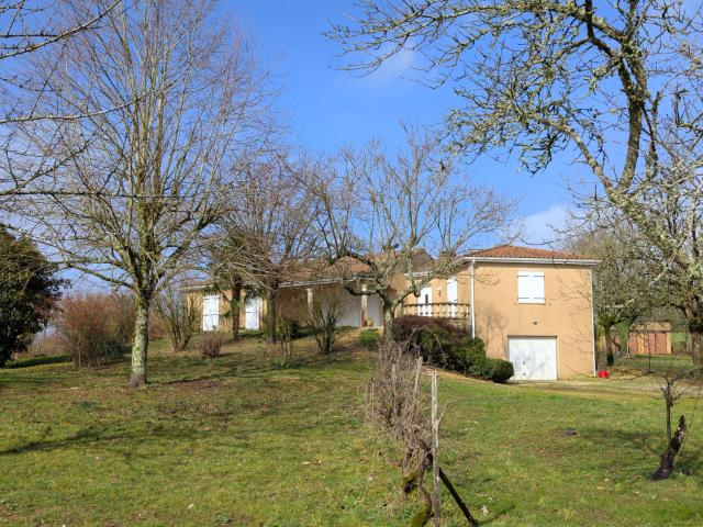 Maison de plain pied avec terrain de 1 hectare
